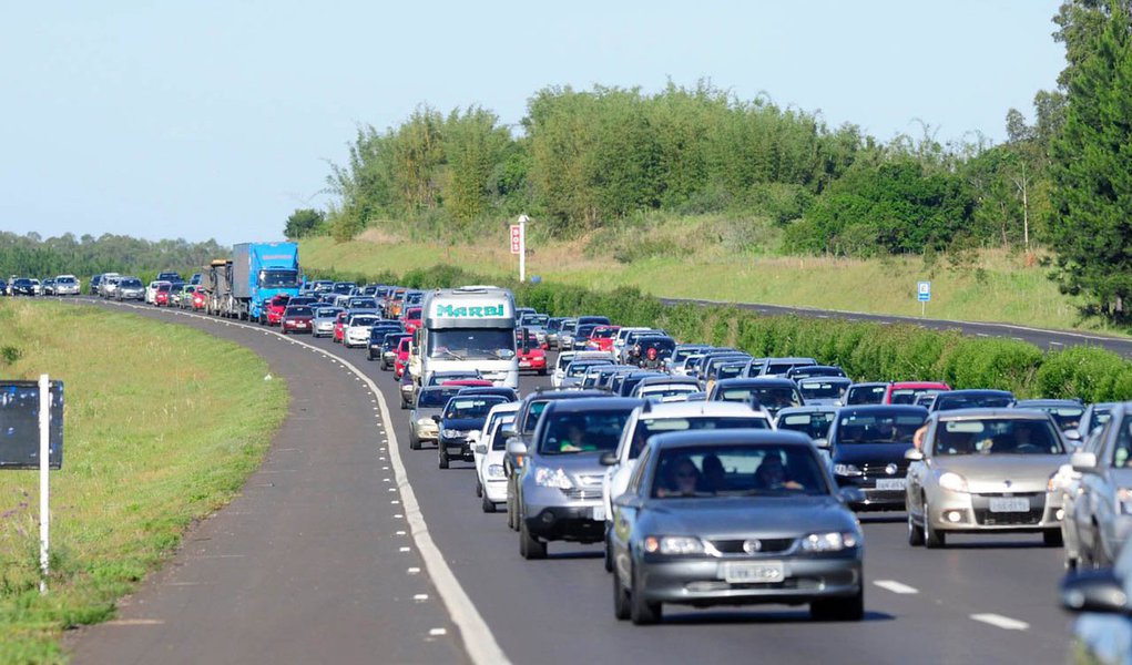 A 26ª edição da Operação Viagem Segura, realizada da sexta à quarta-feira de Carnaval, registrou redução de 25,8% no número médio de vítimas fatais por dia em relação a 2013; a quantidade de acidentes com vítimas fatais também apresentou uma queda significativa na média diária: 24%; a comparação desse indicador com o mesmo feriado nos últimos sete anos aponta 3,8 óbitos/dia em 2014, ante uma média histórica de 5,6 (Foto: Leonardo Lucena) A 26ª edição da Operação Viagem Segura, realizada da sexta à quarta-feira de Carnaval, registrou redução de 25,8% no número médio de vítimas fatais por dia em relação a 2013; a quantidade de acidentes com vítimas fatais também apresentou uma queda significativa na média diária: 24%; a comparação desse indicador com o mesmo feriado nos últimos sete anos aponta 3,8 óbitos/dia em 2014, ante uma média histórica de 5,6