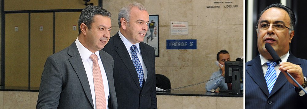 Presidente do Conselho de Ética de Decoro Parlamentar, deputado Ricardo Izar (PSD-SP), e o deputado Júlio Delgado (PSB-MG), relator do processo, estiveram na Polícia Federal nesta terça-feira para pedir auxílio na investigação do envolvimento do deputado André Vargas com o doleiro Alberto Youssef; eventual renúncia do parlamentar não interrompe processo na Câmara, afirmou Izar (Foto: Gisele Federicce) Presidente do Conselho de Ética de Decoro Parlamentar, deputado Ricardo Izar (PSD-SP), e o deputado Júlio Delgado (PSB-MG), relator do processo, estiveram na Polícia Federal nesta terça-feira para pedir auxílio na investigação do envolvimento do deputado André Vargas com o doleiro Alberto Youssef; eventual renúncia do parlamentar não interrompe processo na Câmara, afirmou Izar