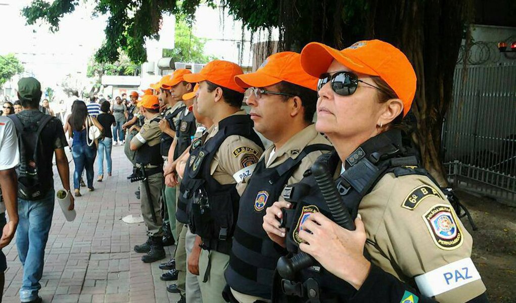 Um boletim especial sobre a participação das mulheres no mercado de trabalho avaliou que, em 2013, o montante feminino sem emprego representou mais da metade da população desempregada na Região Metropolitana do Recife (RMR); ainda de acordo com os dados, apesar de terem registrado índices melhores em comparação com 2012, as mulheres ainda são minoria em setores como Construção Civil e Indústria, além de receberem salários menores do que os homens; em 2013, as mulheres representaram da metade da população empregada, com 44,4% de participação, enquanto os homens possuíam 55,4% das vagas de emprego da RMR (Foto: Paulo Emílio) Um boletim especial sobre a participação das mulheres no mercado de trabalho avaliou que, em 2013, o montante feminino sem emprego representou mais da metade da população desempregada na Região Metropolitana do Recife (RMR); ainda de acordo com os dados, apesar de terem registrado índices melhores em comparação com 2012, as mulheres ainda são minoria em setores como Construção Civil e Indústria, além de receberem salários menores do que os homens; em 2013, as mulheres representaram da metade da população empregada, com 44,4% de participação, enquanto os homens possuíam 55,4% das vagas de emprego da RMR