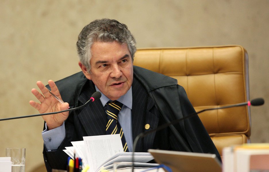 Após absolvição de oito réus pelo crime de formação de quadrilha na Ação Penal 470, ministro Marco Aurélio Mello afirma: "agora, vamos ver, avançar futuramente e buscar dias melhores"; na última quinta-feira, ele defendeu a existência de quadrilha, mas com penas menores às sugeridas pelo relator, Joaquim Barbosa; segundo ele, absolvição "mostra que estamos acostumados a perceber o crime de formação de quadrilha apenas para estelionatários, assaltantes, homicidas ou grupos de extermínio, mas não de criminosos do colarinho branco"; com a decisão que reviu a condenação, tomada em 2012 e que condenou os oito pelo mesmo crime, diz Mello, "o Supremo deu o dito pelo não dito" (Foto: Gisele Federicce) Após absolvição de oito réus pelo crime de formação de quadrilha na Ação Penal 470, ministro Marco Aurélio Mello afirma: "agora, vamos ver, avançar futuramente e buscar dias melhores"; na última quinta-feira, ele defendeu a existência de quadrilha, mas com penas menores às sugeridas pelo relator, Joaquim Barbosa; segundo ele, absolvição "mostra que estamos acostumados a perceber o crime de formação de quadrilha apenas para estelionatários, assaltantes, homicidas ou grupos de extermínio, mas não de criminosos do colarinho branco"; com a decisão que reviu a condenação, tomada em 2012 e que condenou os oito pelo mesmo crime, diz Mello, "o Supremo deu o dito pelo não dito"