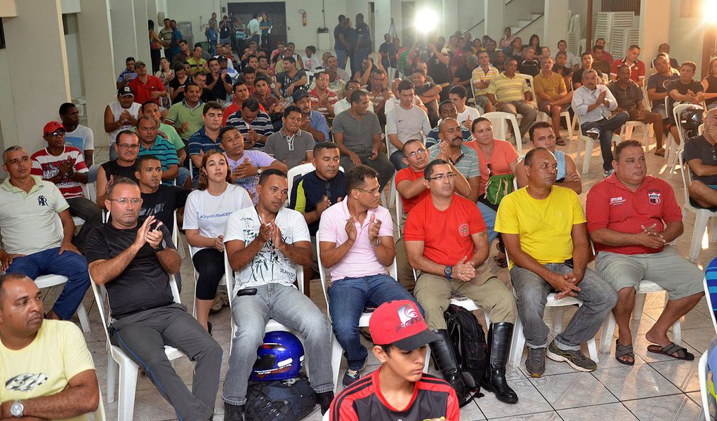 A medida segundo a direção da Associação dos Servidores Militares do Maranhão é uma forma de mostrar o descontentamento da categoria com reajuste salarial de 7%, anunciado na semana passada pela governadora Roseana Sarney (PMDB); com o reajuste um soldado, por exemplo, que recebia R$ 2.396,80 em 2013, a partir de março deste ano, terá uma remuneração de R$ 2.564,58; segundo o governo a partir de 2015, os vencimentos serão acrescidos em 5,6%, já como aplicação do Plano Geral de Cargos e Carreiras do Servidor, os militares reivindicavam aumento de 18% (Foto: Itevaldo Junior) A medida segundo a direção da Associação dos Servidores Militares do Maranhão é uma forma de mostrar o descontentamento da categoria com reajuste salarial de 7%, anunciado na semana passada pela governadora Roseana Sarney (PMDB); com o reajuste um soldado, por exemplo, que recebia R$ 2.396,80 em 2013, a partir de março deste ano, terá uma remuneração de R$ 2.564,58; segundo o governo a partir de 2015, os vencimentos serão acrescidos em 5,6%, já como aplicação do Plano Geral de Cargos e Carreiras do Servidor, os militares reivindicavam aumento de 18%
