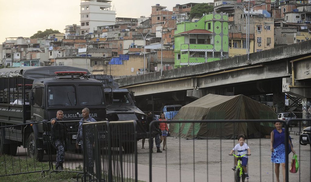Um adolescente foi atingido na perna por tiro de fuzil disparado por tropa do Exército de manhã no Complexo da Maré, zona norte do Rio de Janeiro; segundo o Comando da Força de Pacificação da Maré, o incidente ocorreu após uma patrulha motorizada perceber um disparo de arma de fogo vindo das proximidades de um imóvel na comunidade do Conjunto Esperança (Foto: Leonardo Lucena) Um adolescente foi atingido na perna por tiro de fuzil disparado por tropa do Exército de manhã no Complexo da Maré, zona norte do Rio de Janeiro; segundo o Comando da Força de Pacificação da Maré, o incidente ocorreu após uma patrulha motorizada perceber um disparo de arma de fogo vindo das proximidades de um imóvel na comunidade do Conjunto Esperança
