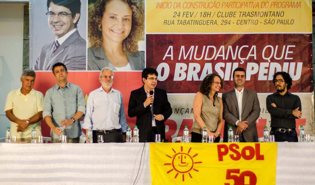 Em ato de lançamento da sua pré-candidatura à presidência em São Paulo, nesta segunda (24), o senador Randolfe Rodrigues (Psol) afirmou que não irá poupar nenhum dos três principais candidatos ao Palácio do Planalto de críticas; "O pau que baterá em Chico alcançará o Francisco", disse; Randolfe defendeu as manifestações contra a Copa do Mundo marcadas para junho, mas fez críticas a "tática Black Bloc" (Foto: Valter Lima) Em ato de lançamento da sua pré-candidatura à presidência em São Paulo, nesta segunda (24), o senador Randolfe Rodrigues (Psol) afirmou que não irá poupar nenhum dos três principais candidatos ao Palácio do Planalto de críticas; "O pau que baterá em Chico alcançará o Francisco", disse; Randolfe defendeu as manifestações contra a Copa do Mundo marcadas para junho, mas fez críticas a "tática Black Bloc"