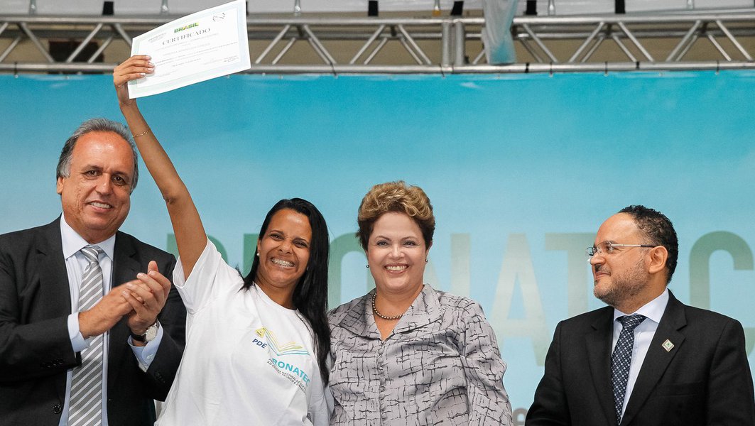 Durante formatura do Pronatec em São Gonçalo, no Rio, presidente Dilma Rousseff afirmou que vai transformar o Programa em política pública de Estado; "Nenhum país em nenhum lugar do mundo é desenvolvido sem educação técnica de qualidade e capacitação profissional", ressaltou; ela participou do evento ao lado do governador Luiz Fernando Pezão (Foto: Gisele Federicce) Durante formatura do Pronatec em São Gonçalo, no Rio, presidente Dilma Rousseff afirmou que vai transformar o Programa em política pública de Estado; "Nenhum país em nenhum lugar do mundo é desenvolvido sem educação técnica de qualidade e capacitação profissional", ressaltou; ela participou do evento ao lado do governador Luiz Fernando Pezão