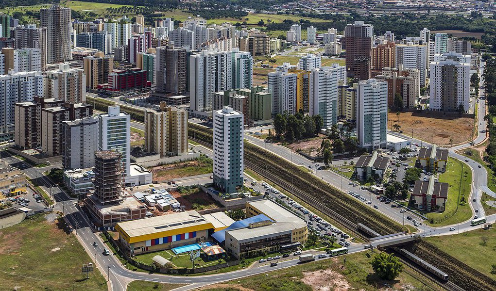 O Metrô do Distrito Federal aumentou o efetivo atendendo a uma determinação do TRT; conforme decisão provisória do tribunal, o sistema deve operar com metade de frota, porém o Metrô-DF informou que apenas 10 dos 24 trens estavam em funcionamento; em caso de descumprimento, a multa é de R$ 50 por dia; ao todo, 160 mil pessoas usufruem diariamente do metrô, cujo efetivo chega a 1.080 funcionários (Foto: Leonardo Lucena) O Metrô do Distrito Federal aumentou o efetivo atendendo a uma determinação do TRT; conforme decisão provisória do tribunal, o sistema deve operar com metade de frota, porém o Metrô-DF informou que apenas 10 dos 24 trens estavam em funcionamento; em caso de descumprimento, a multa é de R$ 50 por dia; ao todo, 160 mil pessoas usufruem diariamente do metrô, cujo efetivo chega a 1.080 funcionários