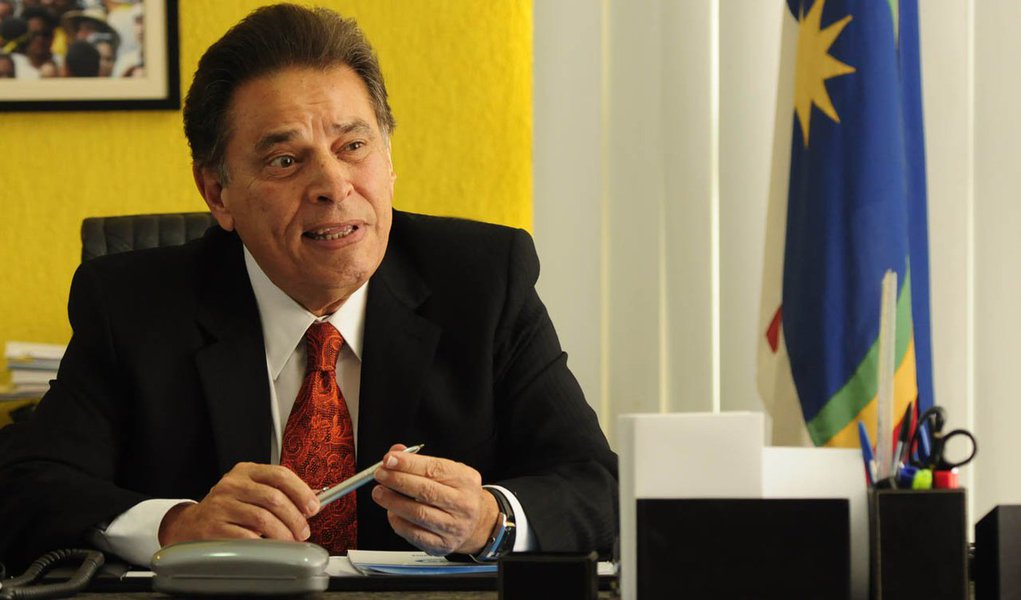 Quase duas semanas após tomar posse do governo de Pernambuco, João Lyra (PSB) revogou um decreto estipulado pelo seu antecessor, Eduardo Campos (PSB), que se lançou como pré-candidato à presidência; atendendo a um pedido da Procuradoria Geral do Estado (PGE), Lyra suspendeu o perdão de dívidas tributárias e a redução de impostos de duas usinas termoelétricas de Pernambuco; o decreto havia sido assinado também pelo ex-secretário da Fazenda e pré-candidato ao governo de Pernambuco, Paulo Câmara (PSB) (Foto: Paulo Emílio) Quase duas semanas após tomar posse do governo de Pernambuco, João Lyra (PSB) revogou um decreto estipulado pelo seu antecessor, Eduardo Campos (PSB), que se lançou como pré-candidato à presidência; atendendo a um pedido da Procuradoria Geral do Estado (PGE), Lyra suspendeu o perdão de dívidas tributárias e a redução de impostos de duas usinas termoelétricas de Pernambuco; o decreto havia sido assinado também pelo ex-secretário da Fazenda e pré-candidato ao governo de Pernambuco, Paulo Câmara (PSB)