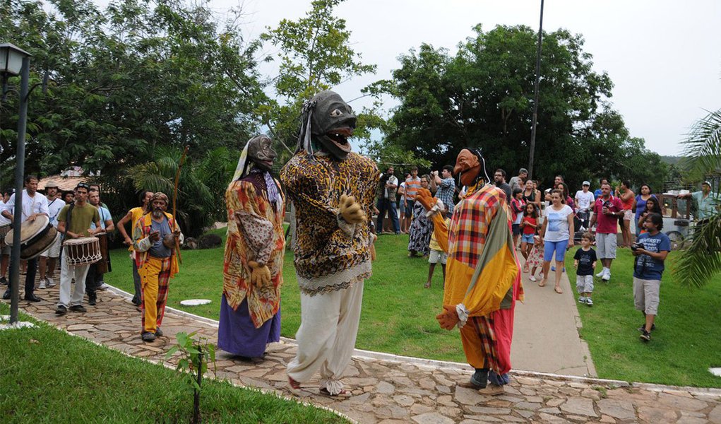 O Galo de Palmas abriu oficialmente os festejos do Carnaval 2014 de Palmas; na manifestação cultural, a Boiúna é uma cobra que representa a força feminina e as águas e sua caça se inicia na Praça Joaquim Maracaípe rumo à aldeia; com isso, celebra-se o encontro com o 'Galos de Palmas', que simboliza a força masculina e a terra; o ritual seguiu com a Queima de Tambores que estabelece a relação dos bonecos e a comunidade num encontro na grande praça da Aldeia (Foto: Aquiles Lins) O Galo de Palmas abriu oficialmente os festejos do Carnaval 2014 de Palmas; na manifestação cultural, a Boiúna é uma cobra que representa a força feminina e as águas e sua caça se inicia na Praça Joaquim Maracaípe rumo à aldeia; com isso, celebra-se o encontro com o 'Galos de Palmas', que simboliza a força masculina e a terra; o ritual seguiu com a Queima de Tambores que estabelece a relação dos bonecos e a comunidade num encontro na grande praça da Aldeia