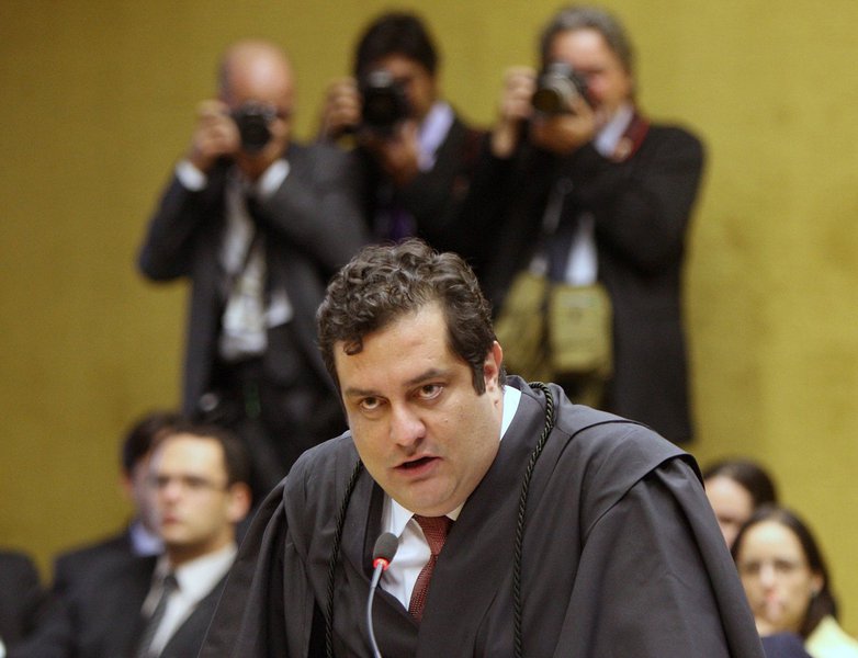 Estado de saúde do parlamentar "é bastante delicado e inspira cuidados", de acordo com Luiz Fernando Pacheco, que detalhou o laudo feito ontem pelo IML; "Aguardamos para hoje um pronunciamento do ministro Joaquim Babosa por uma questão humanitária", afirmou, sobre o pedido da defesa para que o réu cumpra prisão domiciliar (Foto: Gisele Federicce) www.brasil247.com - Estado de saúde do parlamentar "é bastante delicado e inspira cuidados", de acordo com Luiz Fernando Pacheco, que detalhou o laudo feito ontem pelo IML; "Aguardamos para hoje um pronunciamento do ministro Joaquim Babosa por uma questão humanitária", afirmou, sobre o pedido da defesa para que o réu cumpra prisão domiciliar