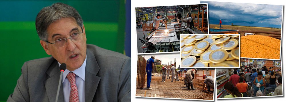 Para o ex-ministro Fernando Pimentel, desonerações na folha de pagamentos e incentivos fiscais ao setor industrial evitaram recessão e permitiram expansão de 2,3% do PIB, um número que surpreendeu muitos analistas; "Tivemos uma taxa que é compatível com o que o mundo apresentou nos últimos anos. É a terceira maior expansão do mundo e isso mostra como essa gravíssima crise internacional afetou todos os países. Aqui no Brasil, ela foi enfrentada sem abrir mão do emprego e do desenvolvimento", disse ele, que deixou o ministério do Desenvolvimento para concorrer ao governo de Minas Gerais (Foto: Leonardo Attuch) Para o ex-ministro Fernando Pimentel, desonerações na folha de pagamentos e incentivos fiscais ao setor industrial evitaram recessão e permitiram expansão de 2,3% do PIB, um número que surpreendeu muitos analistas; "Tivemos uma taxa que é compatível com o que o mundo apresentou nos últimos anos. É a terceira maior expansão do mundo e isso mostra como essa gravíssima crise internacional afetou todos os países. Aqui no Brasil, ela foi enfrentada sem abrir mão do emprego e do desenvolvimento", disse ele, que deixou o ministério do Desenvolvimento para concorrer ao governo de Minas Gerais