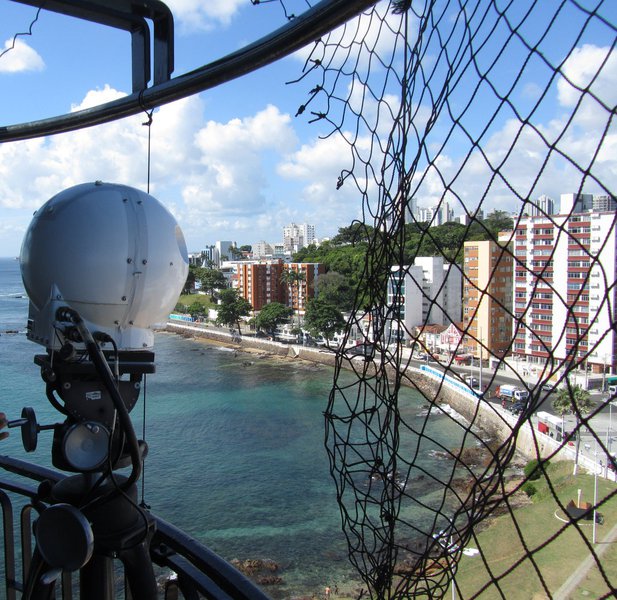 Equipamento de monitoramento inédito de segurança no país, o GroundEye vai auxiliar a Prefeitura de Salvador no Carnaval. A câmera com mais de cinco lentes de "altíssima definição", HD (high definition, em inglês), que gravam e armazenam as múltiplas imagens do local, chega a alcançar até 10 km de distância (Foto: Romulo Faro) Equipamento de monitoramento inédito de segurança no país, o GroundEye vai auxiliar a Prefeitura de Salvador no Carnaval. A câmera com mais de cinco lentes de "altíssima definição", HD (high definition, em inglês), que gravam e armazenam as múltiplas imagens do local, chega a alcançar até 10 km de distância
