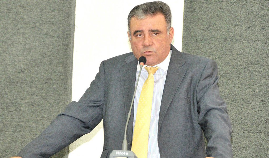 O deputado do PMDB, que defende no partido a candidatura a governador do deputado federal Júnior Coimbra, disse que Marcelo Miranda estaria inelegível até 2017; “São documentos que não têm a menor utilidade perante a legalidade. O governador Marcelo Miranda foi cassado em setembro de 2009, e contados oito anos, ele está inelegível até 2017. O argumento de que deve ser contado a partir da data da eleição de 2006 não tem o menor fundamento. Porque, se ele foi cassado em 2009, todos os atos que ele realizou durante o seu governo são nulos?”, argumentou; certidões do TCE, TCU e TSE que atestariam a elegibilidade de Marcelo Miranda foram divulgadas pela senadora Kátia Abreu (PMDB) (Foto: Aquiles Lins) O deputado do PMDB, que defende no partido a candidatura a governador do deputado federal Júnior Coimbra, disse que Marcelo Miranda estaria inelegível até 2017; “São documentos que não têm a menor utilidade perante a legalidade. O governador Marcelo Miranda foi cassado em setembro de 2009, e contados oito anos, ele está inelegível até 2017. O argumento de que deve ser contado a partir da data da eleição de 2006 não tem o menor fundamento. Porque, se ele foi cassado em 2009, todos os atos que ele realizou durante o seu governo são nulos?”, argumentou; certidões do TCE, TCU e TSE que atestariam a elegibilidade de Marcelo Miranda foram divulgadas pela senadora Kátia Abreu (PMDB)