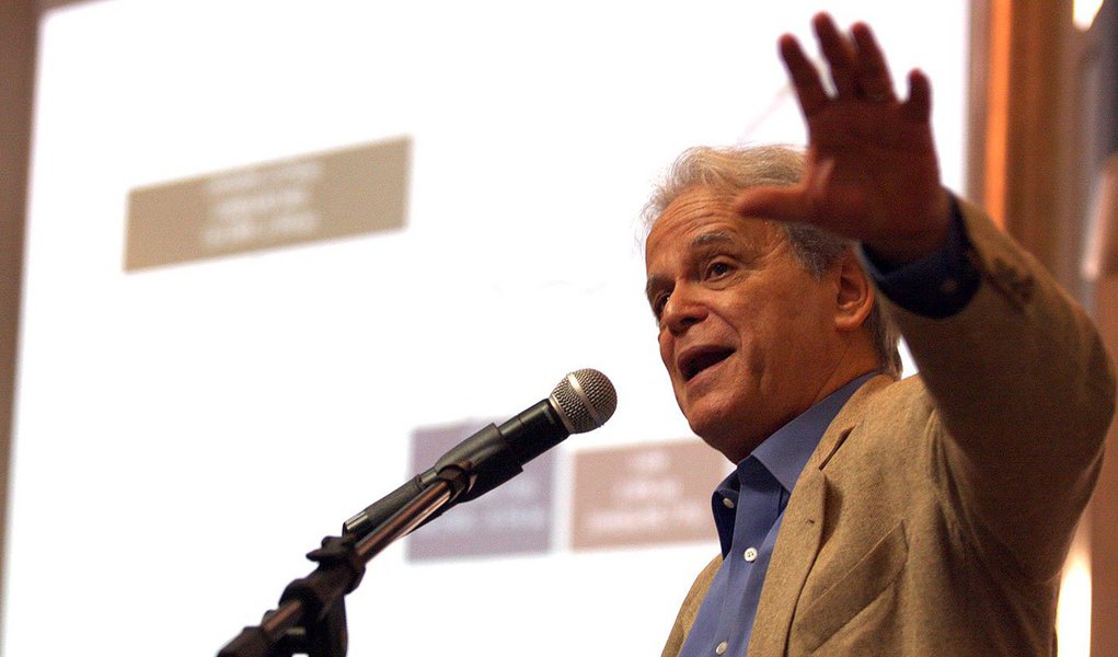 Luiz Carlos Mendonça Barros, ex-presidente do BNDES e diretor da Quest Investimentos, diz que PIB de 2013 não surpreendeu porque nunca comprou a teoria de que o "país caminha à beira do precipício", compartilhada por analistas que "substituíram o cérebro pelo fígado"; ele diz que a economia brasileira é forte, no entanto, acredita que a dinâmica atual é de PIB abaixo de 1,9%: "A reversão virá com o próximo presidente e um programa crível baseado no investimento privado" (Foto: Roberta Namour) Luiz Carlos Mendonça Barros, ex-presidente do BNDES e diretor da Quest Investimentos, diz que PIB de 2013 não surpreendeu porque nunca comprou a teoria de que o "país caminha à beira do precipício", compartilhada por analistas que "substituíram o cérebro pelo fígado"; ele diz que a economia brasileira é forte, no entanto, acredita que a dinâmica atual é de PIB abaixo de 1,9%: "A reversão virá com o próximo presidente e um programa crível baseado no investimento privado"