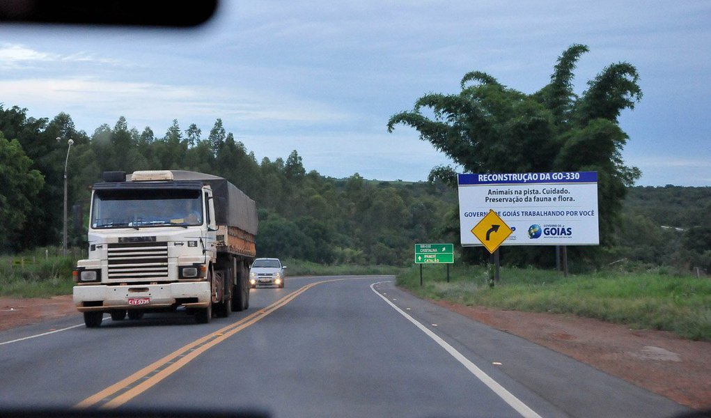 Cerca de 85 equipes do programa Rodovida Manutenção estarão em regime de plantão em todas as estradas pavimentadas e não pavimentadas do Estado, com serviços de tapa-buracos, roçagem, reparos e limpeza de dispositivos de drenagem, entre outros; agência garante que, de modo geral, as rodovias goianas estão em boas condições de tráfego devido à reconstrução de 4 mil quilômetros da malha viária do Estado por meio do programa Rodovida Reconstrução e construção de cerca de 800 quilômetros de rodovias pelo Rodovida Construção (Foto: Realle Palazzo-Martini) Cerca de 85 equipes do programa Rodovida Manutenção estarão em regime de plantão em todas as estradas pavimentadas e não pavimentadas do Estado, com serviços de tapa-buracos, roçagem, reparos e limpeza de dispositivos de drenagem, entre outros; agência garante que, de modo geral, as rodovias goianas estão em boas condições de tráfego devido à reconstrução de 4 mil quilômetros da malha viária do Estado por meio do programa Rodovida Reconstrução e construção de cerca de 800 quilômetros de rodovias pelo Rodovida Construção