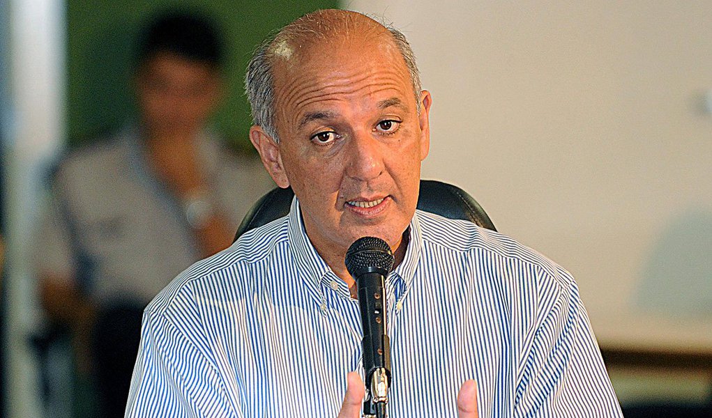 Principal alvo da Operação Caixa de Pandora, que desmantelou o esquema conhecido como 'mensalão do DEM', o ex-governador do Distrito Federal José Roberto Arruda (PR) assegurou sua candidatura; durante evento no Park Way, que reuniu cerca de mil pessoas, ele disse que sua postulação "agora não tem retorno"; "Ficaram quatro anos tentando me tornar inelegível e não conseguiram", afirmou (Foto: Leonardo Lucena) Principal alvo da Operação Caixa de Pandora, que desmantelou o esquema conhecido como 'mensalão do DEM', o ex-governador do Distrito Federal José Roberto Arruda (PR) assegurou sua candidatura; durante evento no Park Way, que reuniu cerca de mil pessoas, ele disse que sua postulação "agora não tem retorno"; "Ficaram quatro anos tentando me tornar inelegível e não conseguiram", afirmou