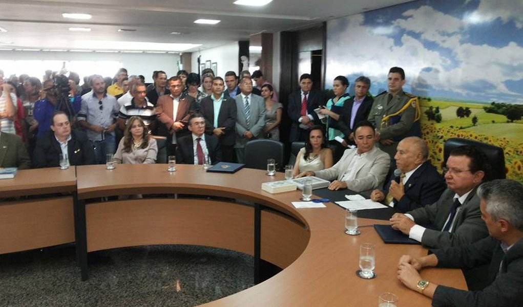 Em solenidade nesta sexta-feira, 4, com seu gabinete tomado por secretários, presidentes de autarquias, prefeitos, deputados e líderes políticos, o governador Siqueira Campos (PSDB) assinou uma série de medidas que concedem benefícios a servidores de várias categorias; apesar da expectativa da maioria dos presentes, Siqueira Campos preferiu manter o suspense sobre a possibilidade de renunciar ao cargo; o prazo para desincompatibilização encerra-se neste sábado, 5 (Foto: Aquiles Lins) www.brasil247.com - Em solenidade nesta sexta-feira, 4, com seu gabinete tomado por secretários, presidentes de autarquias, prefeitos, deputados e líderes políticos, o governador Siqueira Campos (PSDB) assinou uma série de medidas que concedem benefícios a servidores de várias categorias; apesar da expectativa da maioria dos presentes, Siqueira Campos preferiu manter o suspense sobre a possibilidade de renunciar ao cargo; o prazo para desincompatibilização encerra-se neste sábado, 5