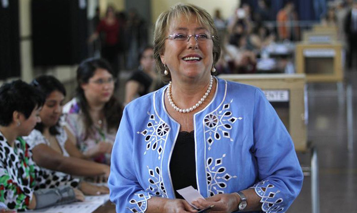 A socialista, que também foi a primeira mulher a governar o país (entre 2006 e 2010), agora volta à presidência do Chile; Michele Bachelet teve 63% dos votos neste segundo turno, superando a representante governista Evelyn Matthei, que foi ministra do Trabalho do atual governo de Sebastián Piñera e obteve 38% neste domingo; Bachelet quer fazer uma reforma tributária, para aumentar os impostos às empresas e aos mais ricos, obtendo assim recursos para financiar as reformas sociais (Foto: Romulo Faro) www.brasil247.com - A socialista, que também foi a primeira mulher a governar o país (entre 2006 e 2010), agora volta à presidência do Chile; Michele Bachelet teve 63% dos votos neste segundo turno, superando a representante governista Evelyn Matthei, que foi ministra do Trabalho do atual governo de Sebastián Piñera e obteve 38% neste domingo; Bachelet quer fazer uma reforma tributária, para aumentar os impostos às empresas e aos mais ricos, obtendo assim recursos para financiar as reformas sociais