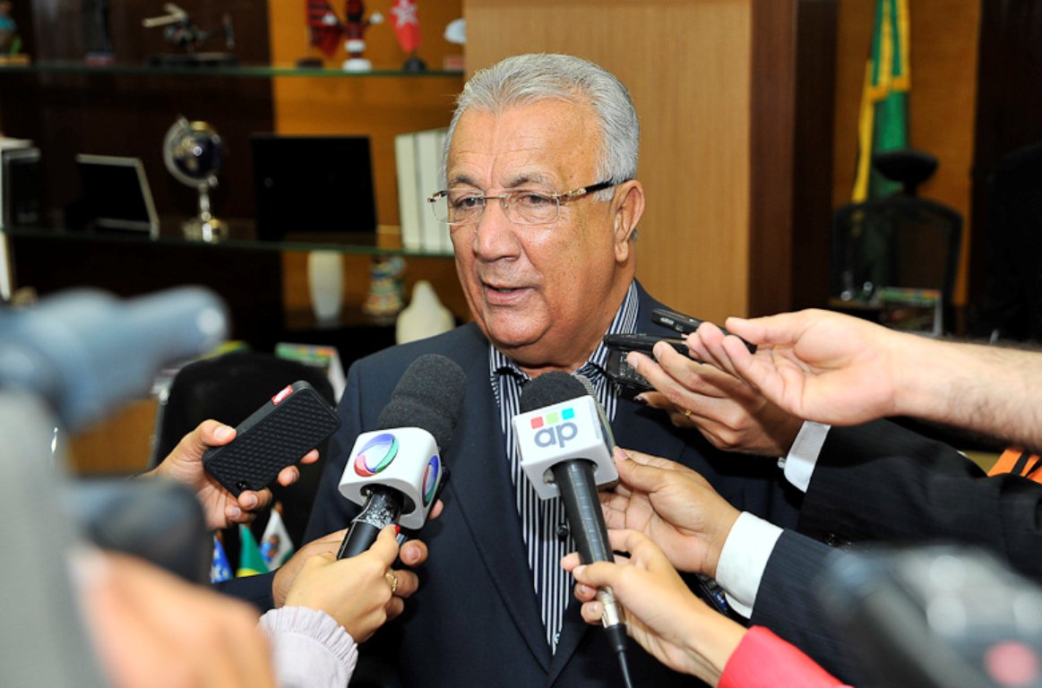 Governador Jackson Barreto (PMDB) voltou a afirmar que, da parte dele, "não há dificuldade" numa aliança com o DEM, embora reconheça que há partidos hoje dentro do bloco governista que rechaçam esta aproximação; “Dentro dos partidos da base aliada há divergências, mas estamos trabalhando com o objetivo de contorná-las, desejando que todos aqueles que iniciaram este projeto continuem nele porque acho que há lugar para todos”, disse (Foto: Valter Lima) Governador Jackson Barreto (PMDB) voltou a afirmar que, da parte dele, "não há dificuldade" numa aliança com o DEM, embora reconheça que há partidos hoje dentro do bloco governista que rechaçam esta aproximação; “Dentro dos partidos da base aliada há divergências, mas estamos trabalhando com o objetivo de contorná-las, desejando que todos aqueles que iniciaram este projeto continuem nele porque acho que há lugar para todos”, disse