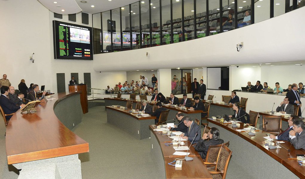 O presidente interino da Assembleia Legislativa, deputado Osires Damaso (DEM), afirmou nesta quarta-feira, 16, que a resolução com as regras da eleição não trará a exigência de que os candidatos tenham um ano de filiação partidária, o que beneficia o governador interino e pré-candidato Sandoval Cardoso, que migrou do PSD para o Solidariedade; Damaso argumenta que trata-se de pleito excepcional, ao qual não se aplicaria a legislação das eleições diretas; a oposição promete ir ao Supremo Tribunal Federal assim que a resolução for publicada, para obrigar a Casa a exigir um ano de filiação aos candidatos (Foto: Aquiles Lins) O presidente interino da Assembleia Legislativa, deputado Osires Damaso (DEM), afirmou nesta quarta-feira, 16, que a resolução com as regras da eleição não trará a exigência de que os candidatos tenham um ano de filiação partidária, o que beneficia o governador interino e pré-candidato Sandoval Cardoso, que migrou do PSD para o Solidariedade; Damaso argumenta que trata-se de pleito excepcional, ao qual não se aplicaria a legislação das eleições diretas; a oposição promete ir ao Supremo Tribunal Federal assim que a resolução for publicada, para obrigar a Casa a exigir um ano de filiação aos candidatos