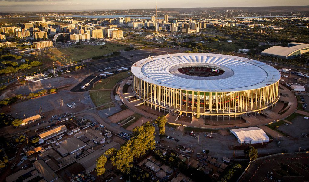 Justiça do Distrito Federal suspendeu o edital de licitação de serviços em torno do Estádio Nacional de Brasília Mané Garrincha a pedido do Ministério Público; em nota, o governo do Distrito Federal alega que optou por fazer um contrato único no projeto de revitalização da área central em virtude da interligação das obras (Foto: Roberta Namour) Justiça do Distrito Federal suspendeu o edital de licitação de serviços em torno do Estádio Nacional de Brasília Mané Garrincha a pedido do Ministério Público; em nota, o governo do Distrito Federal alega que optou por fazer um contrato único no projeto de revitalização da área central em virtude da interligação das obras