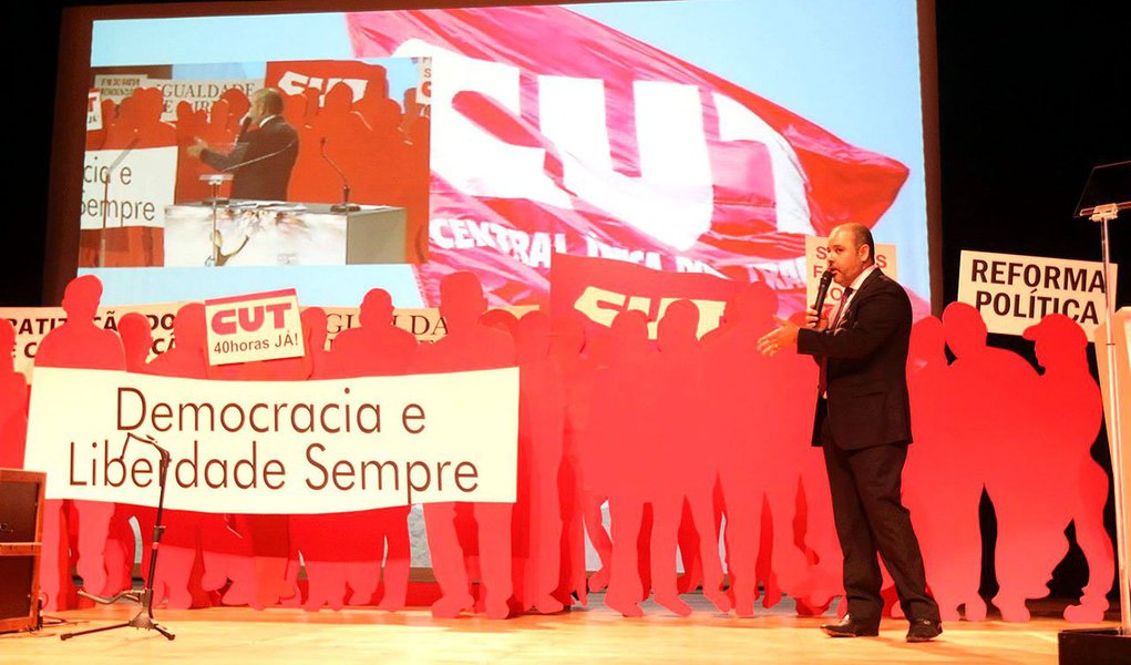 Presidente da entidade, Vagner Freitas, diz que o evento vai beneficiar os trabalhadores e os protestos contra o Mundial são "eleitoreiros", "manipulados pela oposição e pela direita elitista que não se conforma com o fato de o governo Lula ter conseguido trazer os eventos para o Brasil" (Foto: Roberta Namour) Presidente da entidade, Vagner Freitas, diz que o evento vai beneficiar os trabalhadores e os protestos contra o Mundial são "eleitoreiros", "manipulados pela oposição e pela direita elitista que não se conforma com o fato de o governo Lula ter conseguido trazer os eventos para o Brasil"