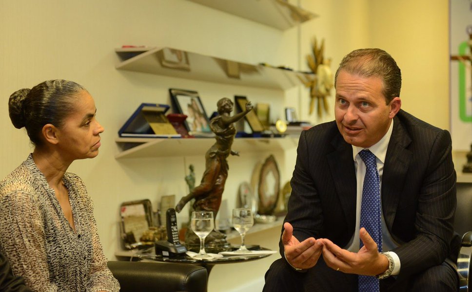 Anúncio da chapa formada pelo governador de Pernambuco como candidato a presidente e a ex-senadora como vice, previsto para esse mês, tem sido freado por indefinições em palanques estaduais; uma ideia era aproveitar encontro da dupla no Rio, dia 15, mas aliança PSB-Rede ainda não sabe se apoiará Miro Teixeira (Pros) ou lançará Alfredo Sirkis no estado; há ainda o desânimo, por parte de aliados de Campos, pela demora na migração de votos de Marina ao governador, em último nas pesquisas (Foto: Gisele Federicce) Anúncio da chapa formada pelo governador de Pernambuco como candidato a presidente e a ex-senadora como vice, previsto para esse mês, tem sido freado por indefinições em palanques estaduais; uma ideia era aproveitar encontro da dupla no Rio, dia 15, mas aliança PSB-Rede ainda não sabe se apoiará Miro Teixeira (Pros) ou lançará Alfredo Sirkis no estado; há ainda o desânimo, por parte de aliados de Campos, pela demora na migração de votos de Marina ao governador, em último nas pesquisas