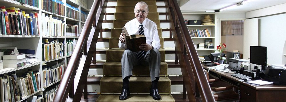 Ao seu modo, o ex-presidente de 83 anos se prepara para concorrer mais uma vez ao Senado, pelo Amapá; "Eu preferiria descansar", disse José Sarney, que vê a filha Roseana optar pela permanência no governo do Maranhão até o final de seu mandato; o velho e experiente chefe do clã está pronto para defender a continuidade de sua própria dinastia política; "Em seu sorriso parece ficar implícito que o eterno Sarney voltará à arena", anotou o jornalista Luis Prados, do jornal El País; "A política está em seu sangue"; o ex-presidente disse que, se não houver reforma política haverá revolução; você concorda? (Foto: Felipe L. Goncalves) Ao seu modo, o ex-presidente de 83 anos se prepara para concorrer mais uma vez ao Senado, pelo Amapá; "Eu preferiria descansar", disse José Sarney, que vê a filha Roseana optar pela permanência no governo do Maranhão até o final de seu mandato; o velho e experiente chefe do clã está pronto para defender a continuidade de sua própria dinastia política; "Em seu sorriso parece ficar implícito que o eterno Sarney voltará à arena", anotou o jornalista Luis Prados, do jornal El País; "A política está em seu sangue"; o ex-presidente disse que, se não houver reforma política haverá revolução; você concorda?