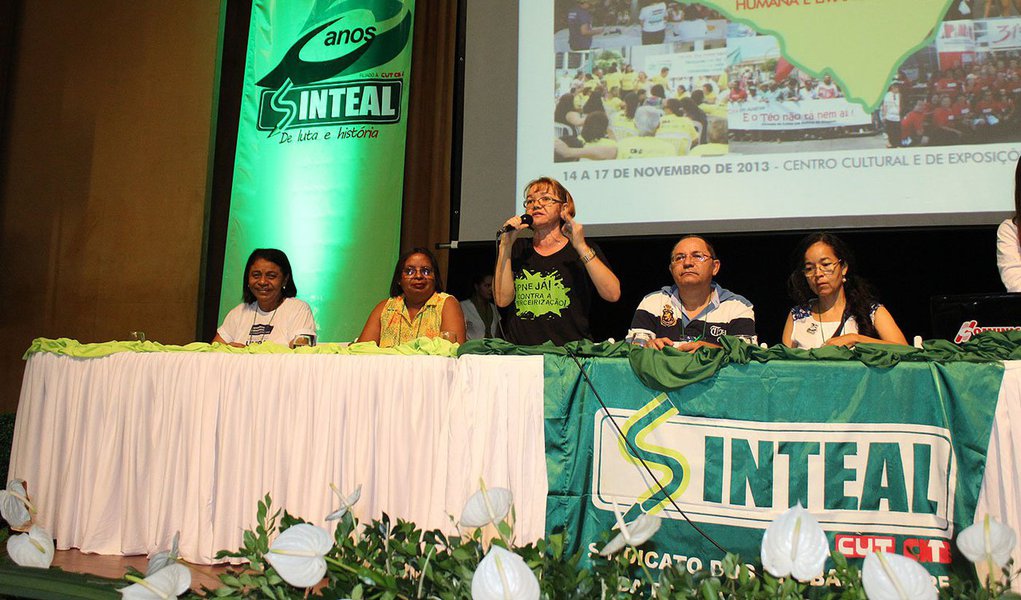 O Sindicato dos Trabalhadores da Educação de Alagoas (Sinteal) anuncia greve para a próxima segunda (17). Professores reclamam da falta de diálogo com o governo tucano que descarta qualquer aumento real para o funcionalismo. "Esse descaso do governo é um absurdo; precisamos realinhar a tabela. Temos recursos próprios e lei própria que nos beneficiam, mas esta não é cumprida pelo Estado", critica a presidente do Sinteal, Maria Consuelo (Foto: Voney Malta) O Sindicato dos Trabalhadores da Educação de Alagoas (Sinteal) anuncia greve para a próxima segunda (17). Professores reclamam da falta de diálogo com o governo tucano que descarta qualquer aumento real para o funcionalismo. "Esse descaso do governo é um absurdo; precisamos realinhar a tabela. Temos recursos próprios e lei própria que nos beneficiam, mas esta não é cumprida pelo Estado", critica a presidente do Sinteal, Maria Consuelo