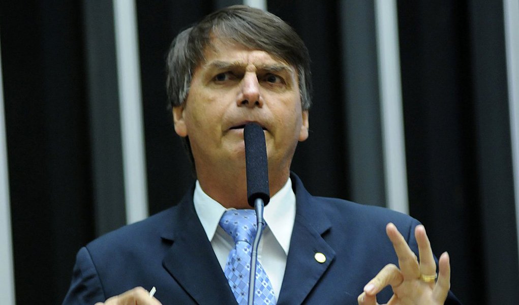 O deputado federal Jair Bolsonaro não disputará mais a presidência da Comissão de Direitos Humanos da Câmara; a maior parte dos parlamentares da comissão decidiu que o deputado Assis do Couto (PT-PR) presidirá o colegiado; com uma candidatura avulsa (sem indicação de partido), Bolsonaro recebeu oito votos contra dez do petista; o deputado pelo PP-RJ criticou o PT; "Vamos assistir uma volta do desserviço que essa comissão prestava para a sociedade" (Foto: Leonardo Lucena) O deputado federal Jair Bolsonaro não disputará mais a presidência da Comissão de Direitos Humanos da Câmara; a maior parte dos parlamentares da comissão decidiu que o deputado Assis do Couto (PT-PR) presidirá o colegiado; com uma candidatura avulsa (sem indicação de partido), Bolsonaro recebeu oito votos contra dez do petista; o deputado pelo PP-RJ criticou o PT; "Vamos assistir uma volta do desserviço que essa comissão prestava para a sociedade"