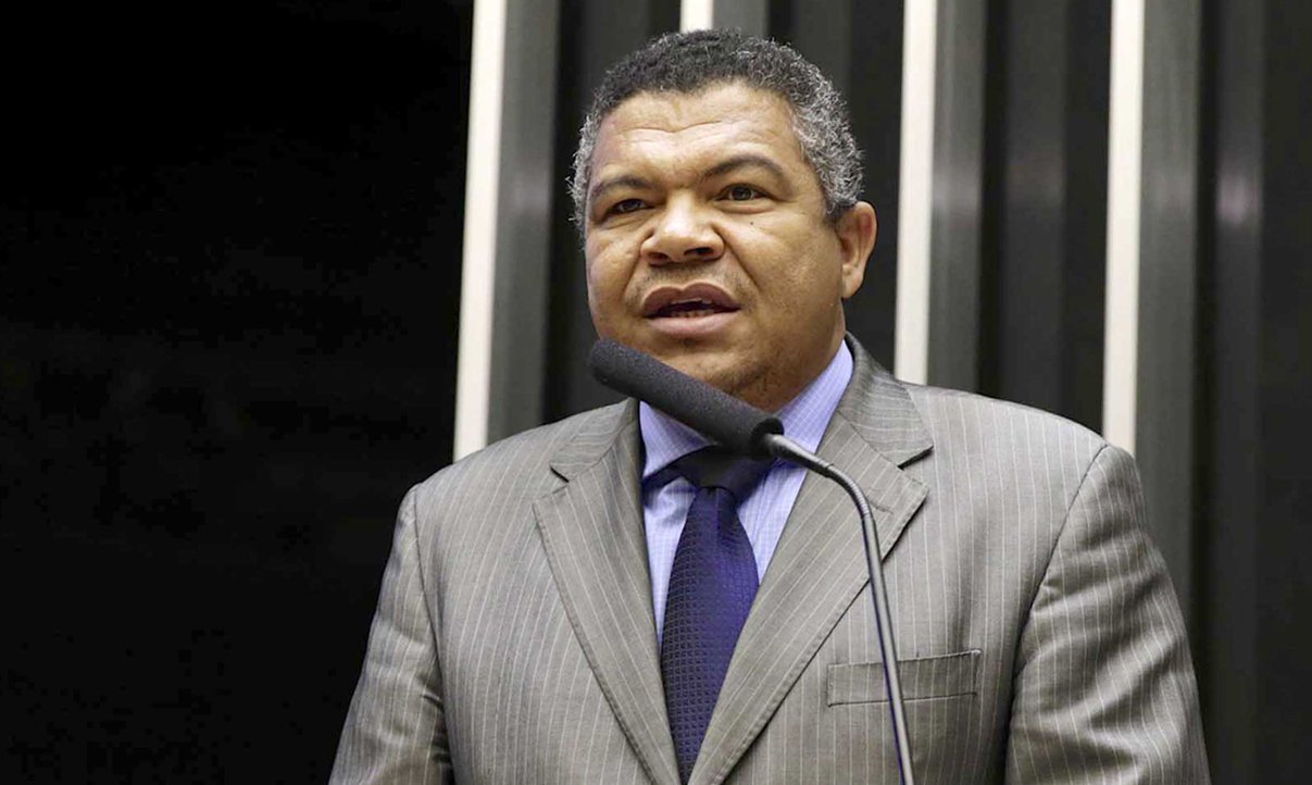 Aprovação de criação de comissão para investigar denúncias de pagamento de propina a funcionários da Petrobras na Câmara é vista pelo deputado Valmir Assunção, do PT, como tentativa de 'tirar proveito' pelos parlamentares que fizeram coro; "A Controladoria Geral da União está monitorando a questão. Ou seja, o próprio governo já solicitou investigação. Essa comissão montada pelo parlamento não tem nenhum poder de investigação. Logo, trata-se apenas de palanque político para que a oposição possa atacar o governo. Parece que a eleição já começou na Câmara dos Deputados" (Foto: Romulo Faro) Aprovação de criação de comissão para investigar denúncias de pagamento de propina a funcionários da Petrobras na Câmara é vista pelo deputado Valmir Assunção, do PT, como tentativa de 'tirar proveito' pelos parlamentares que fizeram coro; "A Controladoria Geral da União está monitorando a questão. Ou seja, o próprio governo já solicitou investigação. Essa comissão montada pelo parlamento não tem nenhum poder de investigação. Logo, trata-se apenas de palanque político para que a oposição possa atacar o governo. Parece que a eleição já começou na Câmara dos Deputados"