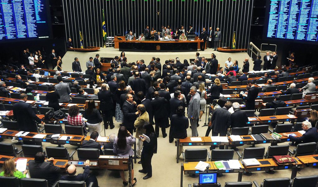 Sucessor de André Vargas (PT-PR) na primeira-vice-presidência da Câmara dos Deputados será eleito no dia 7 de maio, em votação secreta no plenário da Casa; inicialmente, o presidente da Câmara, Henrique Eduardo Alves (PMDB-RN), havia marcado a eleição para o próximo dia 29, mas cedeu aos apelos do PT e adiou a data da escolha (Foto: Valter Lima) Sucessor de André Vargas (PT-PR) na primeira-vice-presidência da Câmara dos Deputados será eleito no dia 7 de maio, em votação secreta no plenário da Casa; inicialmente, o presidente da Câmara, Henrique Eduardo Alves (PMDB-RN), havia marcado a eleição para o próximo dia 29, mas cedeu aos apelos do PT e adiou a data da escolha