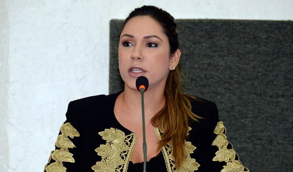 Deputada Luana Ribeiro reagiu com indignação à nomeação do prefeito de Araguaína, Ronaldo Dimas, para presidência do PR no Tocantins; em discurso na tribuna da Assembleia, Luana disse que ficou sabendo da decisão e criticou o que considerou como falta de consideração do senador Alfredo Nascimento, presidente nacional do PR; “Eu tive grande maioria do partido, mas quem decide é a Nacional. Nacional esta que eu respeito muito, respeito muito o senador Alfredo Nascimento, apesar de ele não ter tido a consideração de pegar o telefone e me ligar e avisar que o Partido seria presidido por outra pessoa”, afirmou (Foto: Aquiles Lins) Deputada Luana Ribeiro reagiu com indignação à nomeação do prefeito de Araguaína, Ronaldo Dimas, para presidência do PR no Tocantins; em discurso na tribuna da Assembleia, Luana disse que ficou sabendo da decisão e criticou o que considerou como falta de consideração do senador Alfredo Nascimento, presidente nacional do PR; “Eu tive grande maioria do partido, mas quem decide é a Nacional. Nacional esta que eu respeito muito, respeito muito o senador Alfredo Nascimento, apesar de ele não ter tido a consideração de pegar o telefone e me ligar e avisar que o Partido seria presidido por outra pessoa”, afirmou