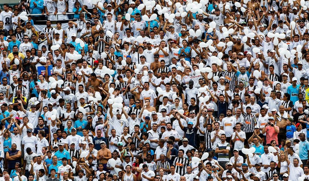 Torcedor do Santos Márcio Barreto de Toledo, de 34 anos, estava neste domingo 23 em um ponto de ônibus na zona leste de São Paulo, quando torcedores do time rival o atacaram com barras de ferro; homens que espancaram o santista fugiram em dois carros (Foto: Gisele Federicce) Torcedor do Santos Márcio Barreto de Toledo, de 34 anos, estava neste domingo 23 em um ponto de ônibus na zona leste de São Paulo, quando torcedores do time rival o atacaram com barras de ferro; homens que espancaram o santista fugiram em dois carros