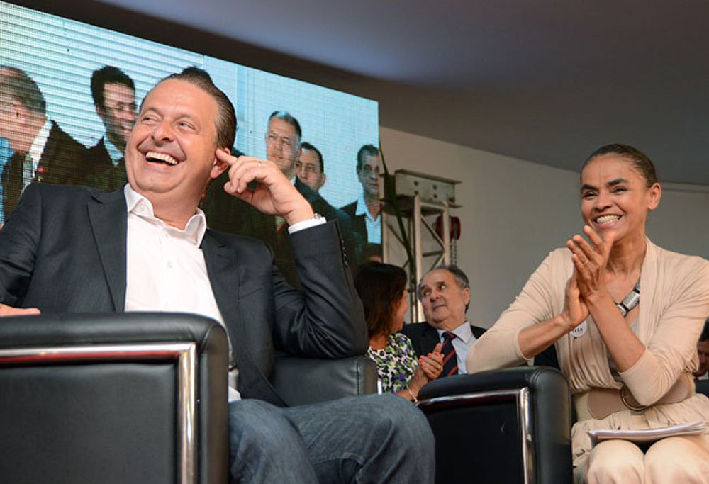 Presidenciável do PSB, Eduardo Campos começa com ex-ministra Marina Silva série de viagens para se tornar mais conhecido pelo eleitorado nacional e acentuar efeito de transferência de votos dela para ele; meta é visitar 150 municípios até o final de junho; ele voltou a criticar a política econômica e disse que o objetivo do PSB é respeitar o tripé câmbio flutuante, responsabilidade fiscal e metas de inflação; "É imperioso recuperar a confiança dos investidores", afirmou Campos (Foto: Paulo Emílio) Presidenciável do PSB, Eduardo Campos começa com ex-ministra Marina Silva série de viagens para se tornar mais conhecido pelo eleitorado nacional e acentuar efeito de transferência de votos dela para ele; meta é visitar 150 municípios até o final de junho; ele voltou a criticar a política econômica e disse que o objetivo do PSB é respeitar o tripé câmbio flutuante, responsabilidade fiscal e metas de inflação; "É imperioso recuperar a confiança dos investidores", afirmou Campos