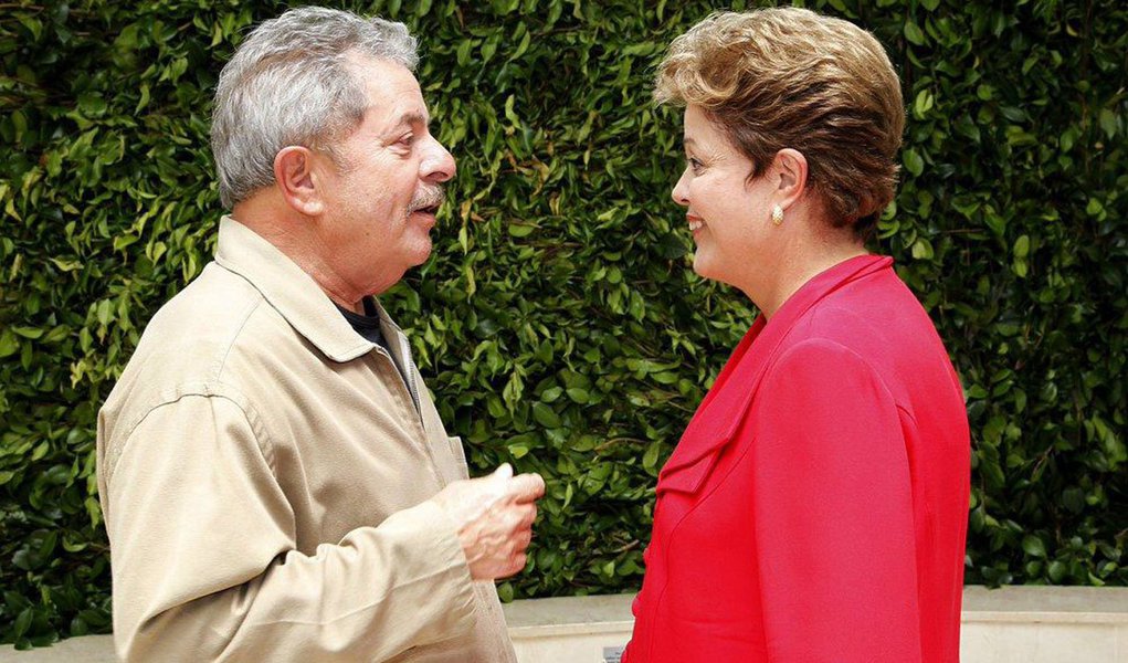 "Olha, na outra eleição, quem não te conhecia, quem tinha dúvida de votar em você, eu dizia 'pode confiar, pode votar que eu confio'. Agora, quatro anos depois, você é conhecida, você é quem vai ter que convencer as pessoas a votar em você. E você é quem vai ter que defender o governo. Depois sou eu e depois é o PT", disse o ex-presidente Lula; ele orientou Dilma a aproveitar a pré-campanha para sair às ruas, inaugurar obras e conversar muito com a população
(Foto: Roberta Namour) "Olha, na outra eleição, quem não te conhecia, quem tinha dúvida de votar em você, eu dizia 'pode confiar, pode votar que eu confio'. Agora, quatro anos depois, você é conhecida, você é quem vai ter que convencer as pessoas a votar em você. E você é quem vai ter que defender o governo. Depois sou eu e depois é o PT", disse o ex-presidente Lula; ele orientou Dilma a aproveitar a pré-campanha para sair às ruas, inaugurar obras e conversar muito com a população