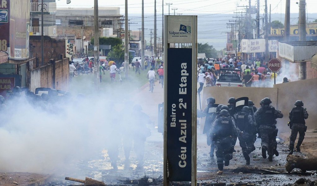 Pivô das manifestações contra a má qualidade dos transportes públicos no DF e cercanias, a Vian retomou nesta terça-feira (18) parte das atividades paralisadas desde o dia 15; decisão pelo retorno às atividades abrange as garagens de Valparaíso, Jardim Ingá, Luziânia e Novo Gama; na Cidade Ocidental, a proposta foi recusada por unanimidade e, portanto, a paralisação continua; em Lago Azul, trabalhadores ainda não decidiram (Foto: Realle Palazzo-Martini) Pivô das manifestações contra a má qualidade dos transportes públicos no DF e cercanias, a Vian retomou nesta terça-feira (18) parte das atividades paralisadas desde o dia 15; decisão pelo retorno às atividades abrange as garagens de Valparaíso, Jardim Ingá, Luziânia e Novo Gama; na Cidade Ocidental, a proposta foi recusada por unanimidade e, portanto, a paralisação continua; em Lago Azul, trabalhadores ainda não decidiram