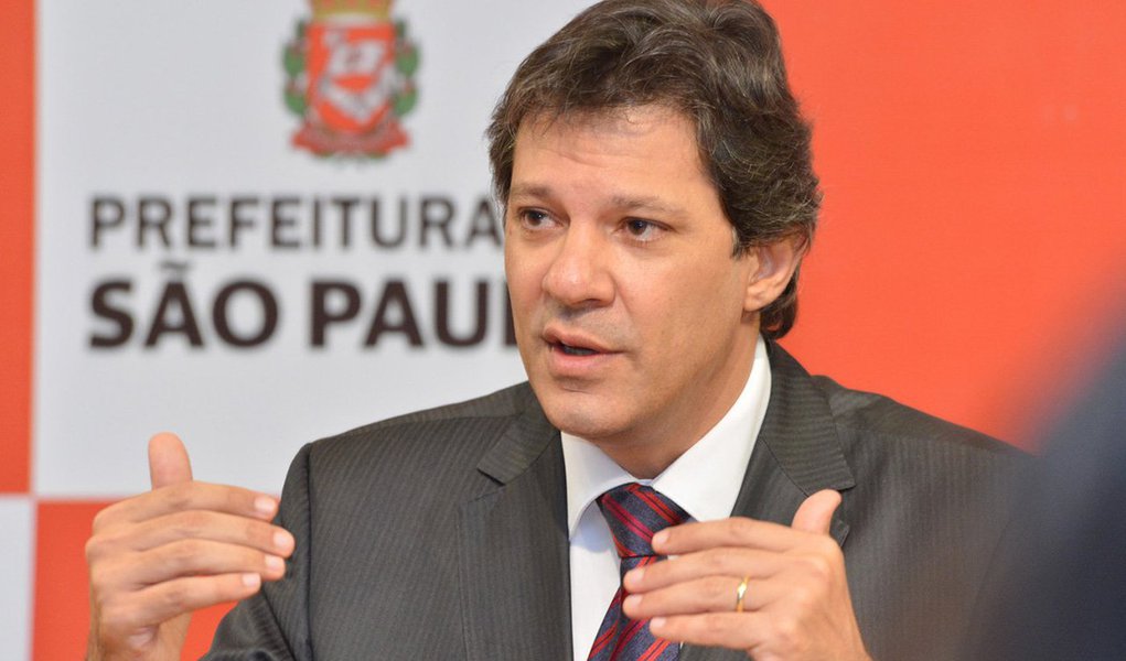 Projeto ainda está em estudo e atende a uma antiga reivindicação da iniciativa privada que pede a desburocratização da máquina pública; ideia é promover, por meio de incentivos financeiros, o funcionário que consiga agilizar o processo burocrático dentro da esfera pública; "Estamos estudando a possibilidade. Recebemos uma proposta que está sendo analisada de incorporar uma parcela variável do salário em função da agilidade dos procedimentos", disse o prefeito Fernando Haddad (PT) (Foto: Valter Lima) Projeto ainda está em estudo e atende a uma antiga reivindicação da iniciativa privada que pede a desburocratização da máquina pública; ideia é promover, por meio de incentivos financeiros, o funcionário que consiga agilizar o processo burocrático dentro da esfera pública; "Estamos estudando a possibilidade. Recebemos uma proposta que está sendo analisada de incorporar uma parcela variável do salário em função da agilidade dos procedimentos", disse o prefeito Fernando Haddad (PT)