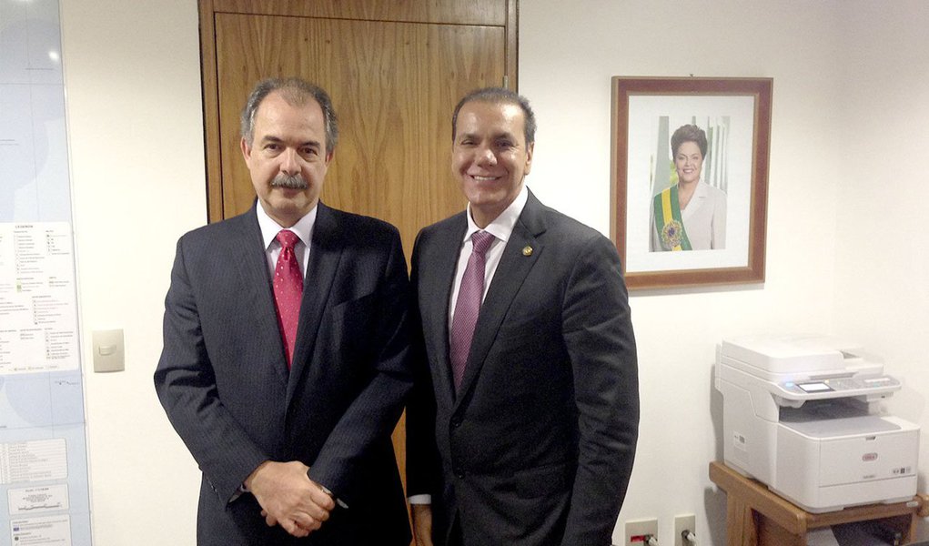 Apesar do PT no Tocantins reafirmar que terá candidato próprio, o senador Ataídes Oliveira, pré-candidato ao governo de Tocantins, disse que o ministro Aloizio Mercadante afirmou que participaria "ativamente das conversas com o PT no estado"; Ataídes disse também que o PROS não tem tido muita dificuldade em costurar as alianças nos estados; "O que eu posso dizer é que está indo muito bem", disse o senador (Foto: Aquiles Lins) Apesar do PT no Tocantins reafirmar que terá candidato próprio, o senador Ataídes Oliveira, pré-candidato ao governo de Tocantins, disse que o ministro Aloizio Mercadante afirmou que participaria "ativamente das conversas com o PT no estado"; Ataídes disse também que o PROS não tem tido muita dificuldade em costurar as alianças nos estados; "O que eu posso dizer é que está indo muito bem", disse o senador
