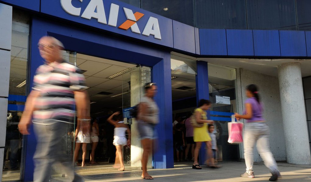 No primeiro trimestre deste ano, a busca por crédito foi reduzida em 3,2%, segundo o Indicador Serasa Experian; justificativas são as taxas de juros em elevação e o menor grau de confiança dos consumidores (Foto: Gisele Federicce) No primeiro trimestre deste ano, a busca por crédito foi reduzida em 3,2%, segundo o Indicador Serasa Experian; justificativas são as taxas de juros em elevação e o menor grau de confiança dos consumidores