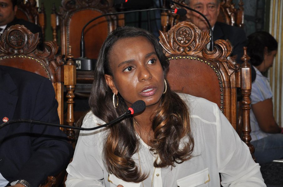 O chamado 'legado da Copa' não beneficiará a população carente do Brasil; é o que afirma a vereadora Tia Eron, do PRB; primeira vereadora negra de Salvador, ela diz que não estará disponível aos pobres nem trasporte de qualidade, tampouco acesso aos estádios por conta dos valores dos ingressos; "Ser pobre e negro no Brasil é diferente. A expectativa para os jogos é grande, tudo hoje gira em torno da Copa, mas com certeza a população não vai poder assistir aos jogos. A Copa continua na Europa" (Foto: Romulo Faro) O chamado 'legado da Copa' não beneficiará a população carente do Brasil; é o que afirma a vereadora Tia Eron, do PRB; primeira vereadora negra de Salvador, ela diz que não estará disponível aos pobres nem trasporte de qualidade, tampouco acesso aos estádios por conta dos valores dos ingressos; "Ser pobre e negro no Brasil é diferente. A expectativa para os jogos é grande, tudo hoje gira em torno da Copa, mas com certeza a população não vai poder assistir aos jogos. A Copa continua na Europa"
