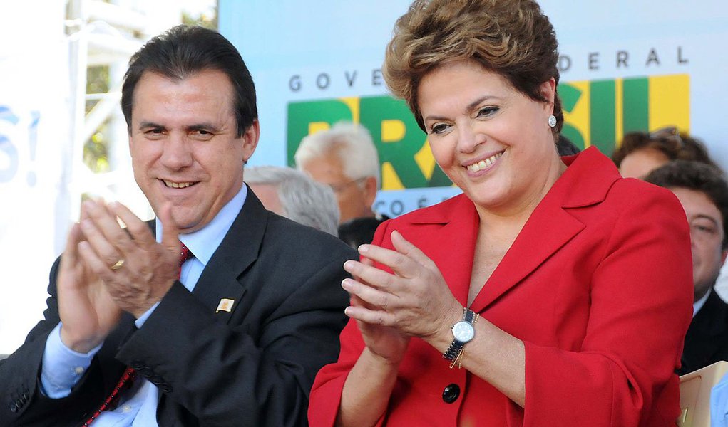 Ao lado do aliado Luiz Marinho (PT), prefeito da cidade natal de Lula, presidente deve liberar R$ 2 bilhões para áreas de mobilidade, recuperação de encostas, urbanização de favelas e obras do programa Minha Casa, Minha Vida (Foto: Roberta Namour) Ao lado do aliado Luiz Marinho (PT), prefeito da cidade natal de Lula, presidente deve liberar R$ 2 bilhões para áreas de mobilidade, recuperação de encostas, urbanização de favelas e obras do programa Minha Casa, Minha Vida