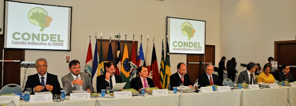 O governador em exercício participou da 18ª Reunião do Conselho Deliberativo da Sudene (Condel), que reuniu representantes dos governos do Nordeste, além de Minas Gerais, nesta sexta-feira, 23, em Maceió (AL); entre as tratativas debatidas pelo Condel estiveram a suplementação do Programa Emergencial para a seca, no montante de R$ 350 milhões, à conta de reprogramação da aplicação de recursos do Fundo Constitucional de Financiamento do Nordeste (FNE) referente ao exercício de 2013 e o investimento de R$ 400 milhões do Plano de Aplicação do FNE em ações que minimizem a estiagem mais severa dos últimos anos (Foto: Valter Lima) O governador em exercício participou da 18ª Reunião do Conselho Deliberativo da Sudene (Condel), que reuniu representantes dos governos do Nordeste, além de Minas Gerais, nesta sexta-feira, 23, em Maceió (AL); entre as tratativas debatidas pelo Condel estiveram a suplementação do Programa Emergencial para a seca, no montante de R$ 350 milhões, à conta de reprogramação da aplicação de recursos do Fundo Constitucional de Financiamento do Nordeste (FNE) referente ao exercício de 2013 e o investimento de R$ 400 milhões do Plano de Aplicação do FNE em ações que minimizem a estiagem mais severa dos últimos anos