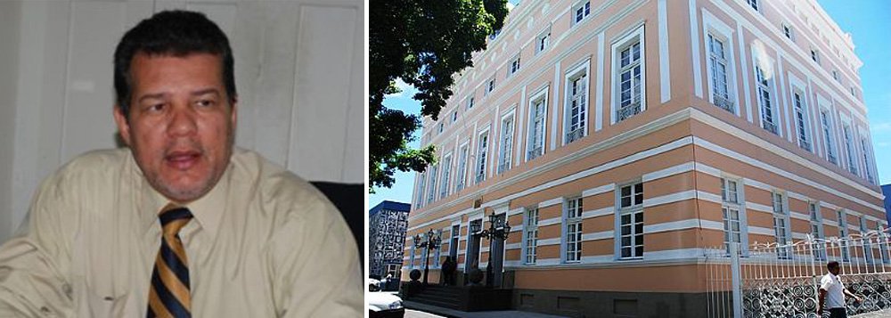O presidente da Associação dos Servidores da Assembleia Legislativa de Alagoas, Eduardo Fernandes, informou que vai orientar os funcionários efetivos a não baterem ponto. Posição do presidente é uma retaliação a informação que dá conta que os funcionários em cargos em comissão não precisarão confirmar presença na ALE. (Foto: Voney Malta) O presidente da Associação dos Servidores da Assembleia Legislativa de Alagoas, Eduardo Fernandes, informou que vai orientar os funcionários efetivos a não baterem ponto. Posição do presidente é uma retaliação a informação que dá conta que os funcionários em cargos em comissão não precisarão confirmar presença na ALE.