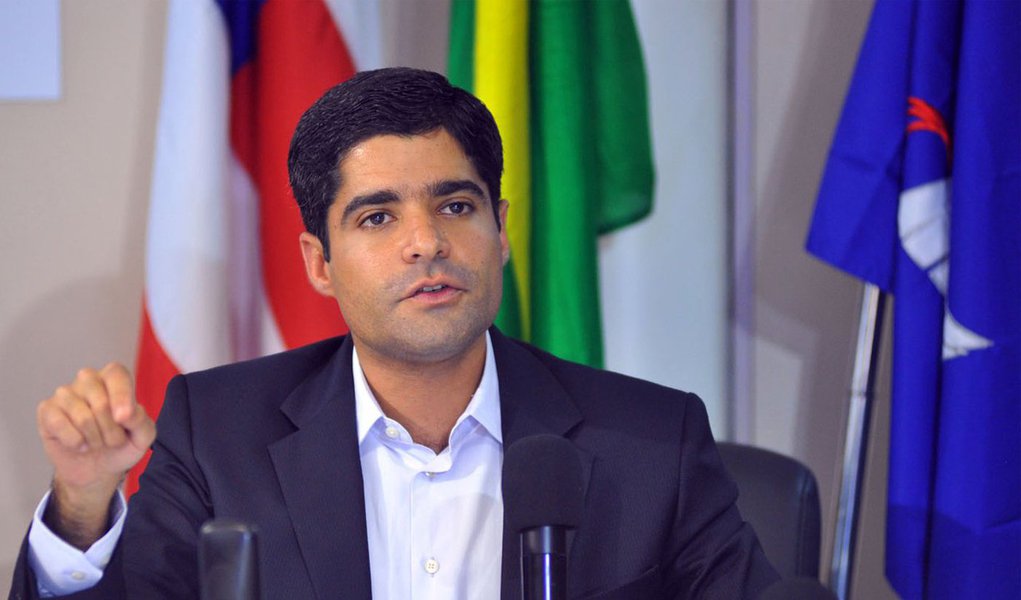 "As manifestações da sociedade são importantes. Vales destacar que, desde o início desta gestão, a Prefeitura tem se empenhado na busca da superação desse impasse jurídico. Foi uma questão que vem da gestão passada e esperamos uma deliberação no mais curto espaço de tempo possível"; prefeito disse nesta segunda-feira que apoia o 'Manifesto pelo Desenvolvimento Sustentável de Salvador', criado por entidades do setor de economia para cobrar solução para o impasse jurídico que trava a validação da Lei de Ordenamento do Uso e Ocupação do Solo (Louos) e do Plano Diretor de Desenvolvimento Urbano (PDDU) (Foto: Romulo Faro) "As manifestações da sociedade são importantes. Vales destacar que, desde o início desta gestão, a Prefeitura tem se empenhado na busca da superação desse impasse jurídico. Foi uma questão que vem da gestão passada e esperamos uma deliberação no mais curto espaço de tempo possível"; prefeito disse nesta segunda-feira que apoia o 'Manifesto pelo Desenvolvimento Sustentável de Salvador', criado por entidades do setor de economia para cobrar solução para o impasse jurídico que trava a validação da Lei de Ordenamento do Uso e Ocupação do Solo (Louos) e do Plano Diretor de Desenvolvimento Urbano (PDDU)
