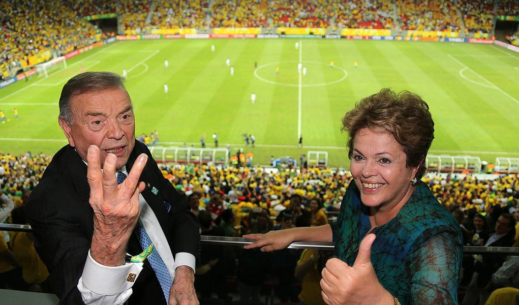Em encontro com presidente da CBF, José Maria Marin, e com as duas dezenas de presidentes de clubes da primeira divisão, presidente vai discutir projeto de autoria do deputado federal Vicente Cândido (PT-SP), que prevê que as agremiações esportivas paguem as dívidas de impostos que têm com o governo dando bolsas para a formação de novos atletas (Foto: Roberta Namour) Em encontro com presidente da CBF, José Maria Marin, e com as duas dezenas de presidentes de clubes da primeira divisão, presidente vai discutir projeto de autoria do deputado federal Vicente Cândido (PT-SP), que prevê que as agremiações esportivas paguem as dívidas de impostos que têm com o governo dando bolsas para a formação de novos atletas