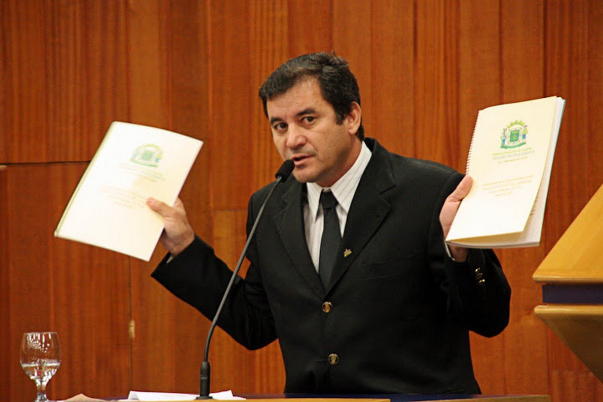 Presidente da Câmara marca entrevista coletiva para próxima segunda-feira; ele vai abordar temas polêmicos como os projetos de reforma da Casa (orçada em R$ 15 milhões) e o de divulgação na mídia, onde os gastos seriam de R$ 4 milhões. Vereadores de oposição, opinião pública e imprensa já pressionam vereador a respeito dos projetos milionários. Djalma Araújo já avisou que vai ao Ministério Público se as matérias avançarem na Câmara (Foto: Realle Palazzo-Martini) Presidente da Câmara marca entrevista coletiva para próxima segunda-feira; ele vai abordar temas polêmicos como os projetos de reforma da Casa (orçada em R$ 15 milhões) e o de divulgação na mídia, onde os gastos seriam de R$ 4 milhões. Vereadores de oposição, opinião pública e imprensa já pressionam vereador a respeito dos projetos milionários. Djalma Araújo já avisou que vai ao Ministério Público se as matérias avançarem na Câmara
