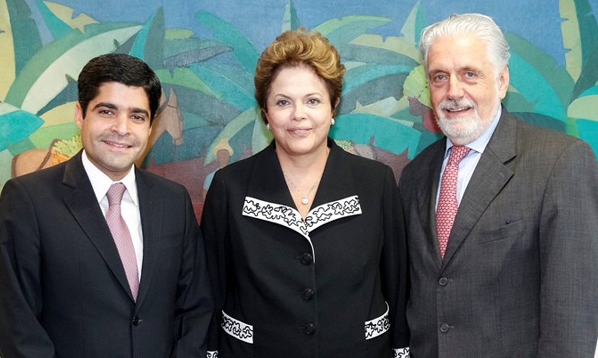 "Ele identificou a necessidade de tratar diretamente de assuntos de interesse da terceira capital nos gabinetes dos três poderes", diz o jornalista Felipe Patury em seu blog no portal de Época; medida do prefeito do DEM só faz aumentar o desespero dos seus colegas de oposição que temem a possibilidade de ele apoiar a candidatura de reeleição da presidente Dilma Rousseff em 2014; Boa relação histórica de ACM Neto com o petista Jaques Wagner ainda tira o sono da chamada 'oposição raivosa' (Foto: Romulo Faro) "Ele identificou a necessidade de tratar diretamente de assuntos de interesse da terceira capital nos gabinetes dos três poderes", diz o jornalista Felipe Patury em seu blog no portal de Época; medida do prefeito do DEM só faz aumentar o desespero dos seus colegas de oposição que temem a possibilidade de ele apoiar a candidatura de reeleição da presidente Dilma Rousseff em 2014; Boa relação histórica de ACM Neto com o petista Jaques Wagner ainda tira o sono da chamada 'oposição raivosa'