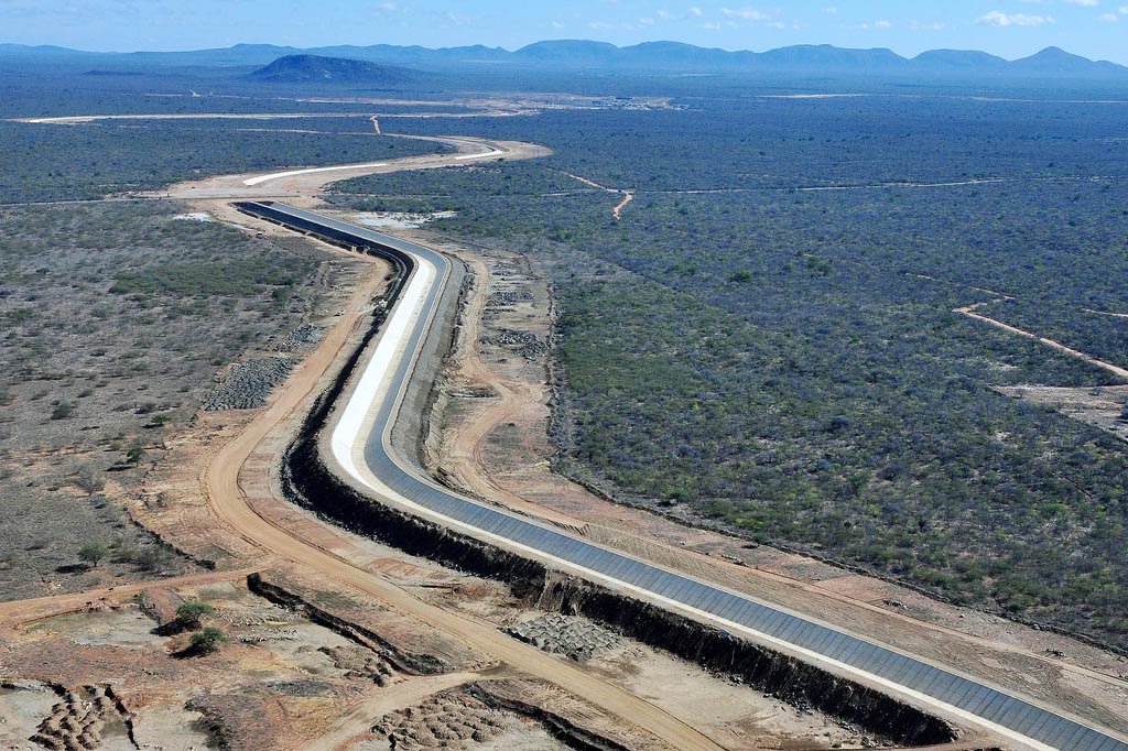 O Ministério da Integração Nacional assinou três novas ordens de serviço para o Projeto de Integração do Rio São Francisco desde o início do mês, autorizando a aplicação de mais de R$ 790 milhões no empreendimento; do total, R$ 347,9 milhões serão destinados à construção de canais, estações de bombeamento, reservatórios e pontes no Eixo Leste; os R$ 442,7 milhões restantes serão investidos nas construções de novos reservatórios no Eixo Norte (Foto: Paulo Emílio) O Ministério da Integração Nacional assinou três novas ordens de serviço para o Projeto de Integração do Rio São Francisco desde o início do mês, autorizando a aplicação de mais de R$ 790 milhões no empreendimento; do total, R$ 347,9 milhões serão destinados à construção de canais, estações de bombeamento, reservatórios e pontes no Eixo Leste; os R$ 442,7 milhões restantes serão investidos nas construções de novos reservatórios no Eixo Norte