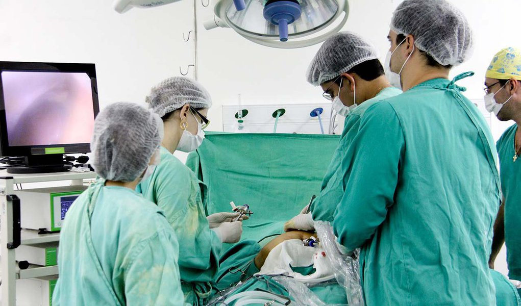 Segundo o Ministério da Saúde, 144 profissionais confirmaram participação no programa Mais Médicos para a Bahia, em 63 municípios dos 417 que compõem o Estado; do total, 103 são formados no Brasil e 41 têm registro profissional estrangeiro; Salvador receberá quase um terço dos profissionais, com 49 médicos, 32 deles formados no Brasil, e 15 no exterior; 49 municípios em regiões de extrema pobreza vão ser contemplados; a região Nordeste teve a maior cobertura de profissionais do programa, com 261 cidades com médicos já confirmados (Foto: Romulo Faro) Segundo o Ministério da Saúde, 144 profissionais confirmaram participação no programa Mais Médicos para a Bahia, em 63 municípios dos 417 que compõem o Estado; do total, 103 são formados no Brasil e 41 têm registro profissional estrangeiro; Salvador receberá quase um terço dos profissionais, com 49 médicos, 32 deles formados no Brasil, e 15 no exterior; 49 municípios em regiões de extrema pobreza vão ser contemplados; a região Nordeste teve a maior cobertura de profissionais do programa, com 261 cidades com médicos já confirmados