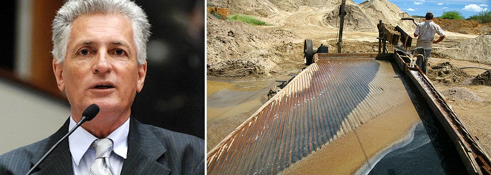 Em meio a enxurrada de críticas contra mineradoras, debate da Comissão das Águas tenta organizar resistência. “O Estado faz vista grossa, o MP vem perdendo as ações que propõe, pois falta uma reação mais coesa e enérgica da sociedade”, ressaltou o deputado Rogério Correia (PT) (Foto: Roberta Namour) www.brasil247.com - Em meio a enxurrada de críticas contra mineradoras, debate da Comissão das Águas tenta organizar resistência. “O Estado faz vista grossa, o MP vem perdendo as ações que propõe, pois falta uma reação mais coesa e enérgica da sociedade”, ressaltou o deputado Rogério Correia (PT)