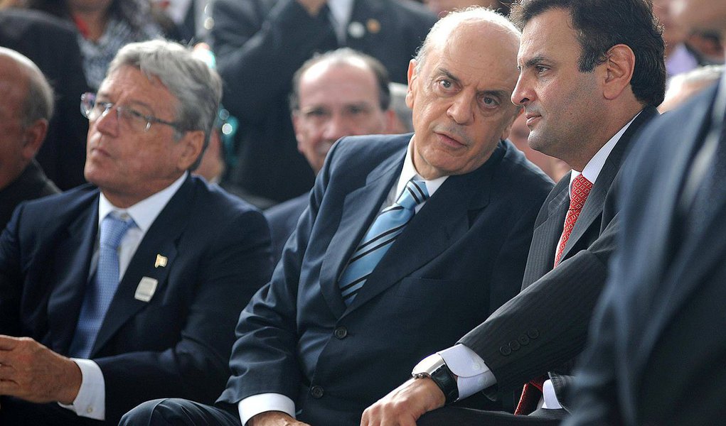 Ex-governador afirmou que poderia entrar na disputa partidária para concorrer à Presidência em 2014 desde que as regras garantissem "igualdade de condições" – e insinuou o afastamento do rival Aécio Neves da presidência nacional da sigla. Em Brasília, tucano foi recebido num jantar organizado pelo grupo dos chamados “independentes” do Senado, na casa do senador Jarbas Vasconcelos (PMDB-PE) (Foto: Roberta Namour) Ex-governador afirmou que poderia entrar na disputa partidária para concorrer à Presidência em 2014 desde que as regras garantissem "igualdade de condições" – e insinuou o afastamento do rival Aécio Neves da presidência nacional da sigla. Em Brasília, tucano foi recebido num jantar organizado pelo grupo dos chamados “independentes” do Senado, na casa do senador Jarbas Vasconcelos (PMDB-PE)
